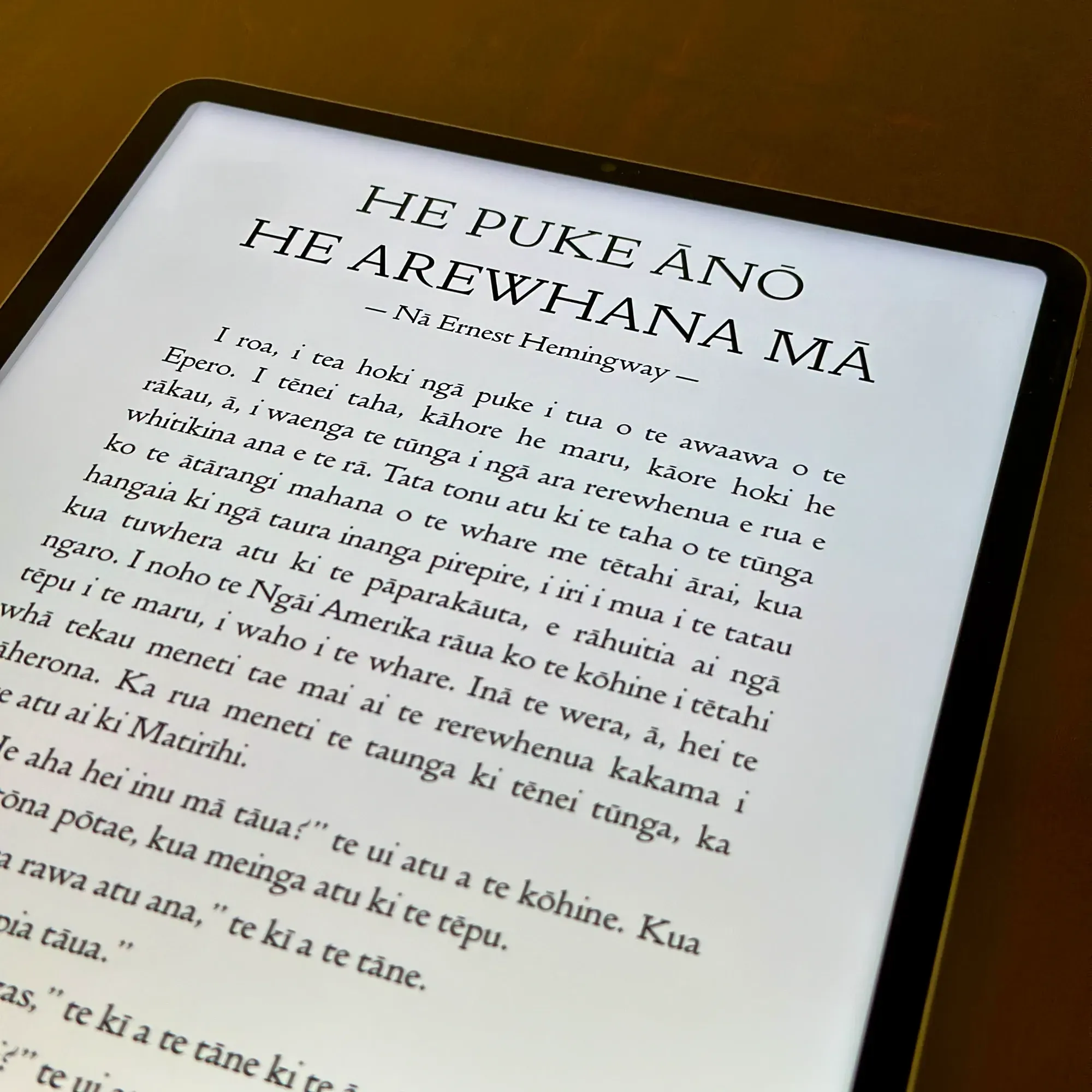 A te reo Māori translation of an Ernest Hemingway short story, displayed on a tablet